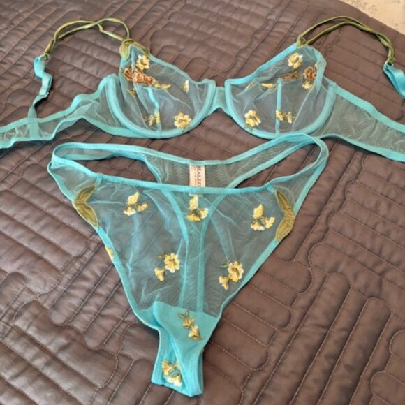 Malizia by La Perla Embroidered Floral Bra and Thong Set Size 3 - Picture 1 of 4